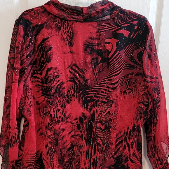 Fancy semi-sheer cascading flowy top over black tank. 1X - Picture 2 of 10